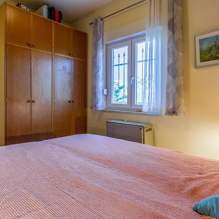 2 Bedroom Gorgeous In Pula