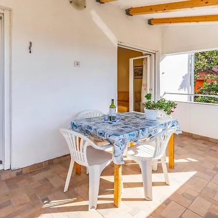 2 Bedroom Gorgeous In Lägenhet Pula