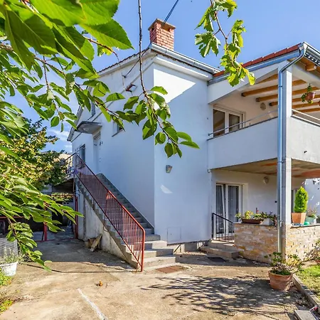 2 Bedroom Gorgeous In Apartment