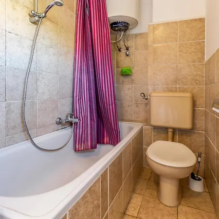 2 Bedroom Gorgeous In Appartement Pula