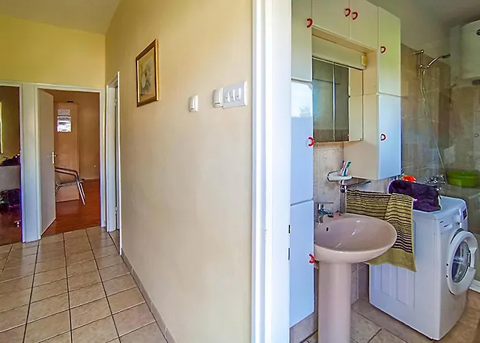 2 Bedroom Gorgeous In דירה *
