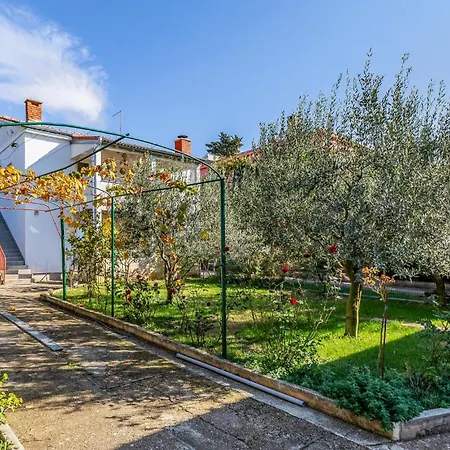 2 Bedroom Stunning Apartment In Pula